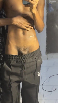 Štíhlá twink s velkým černým pérem 2