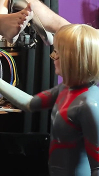Extreem diepe volle latex catsuit punch vuistneuken - Adelina Noir