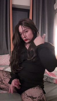 Il bellissimo ladyboy eiacula tre volte dal latte nel bicchiere