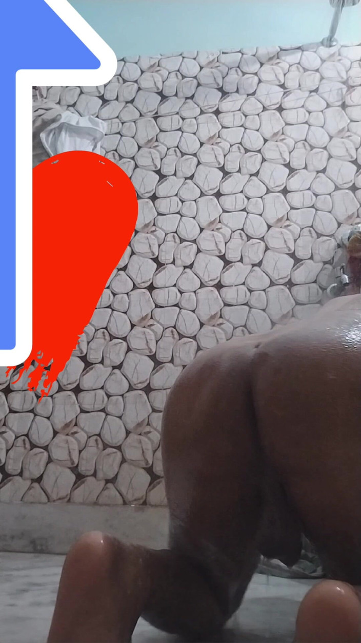 Ronit: Il gay indiano cerca di essere il migliore ma il...