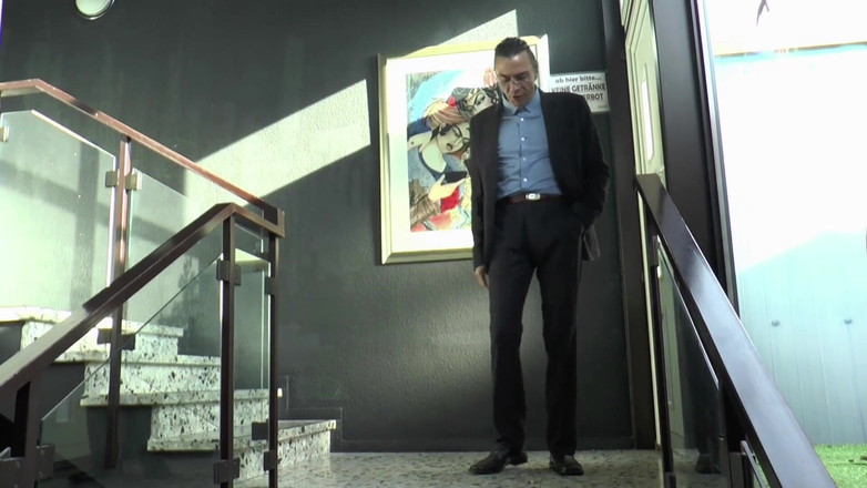 Italian Vintage Porn: Sekretarka bomby MILF cieszy się analnym hukiem