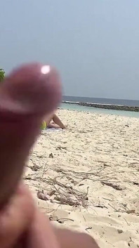 Pervertido masturba tetona milf y su hijastra y se corre en sus caras mientras toman el sol