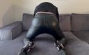 Kendra Crossdresser: Twerking dans un pantalon en cuir mince et des talons...