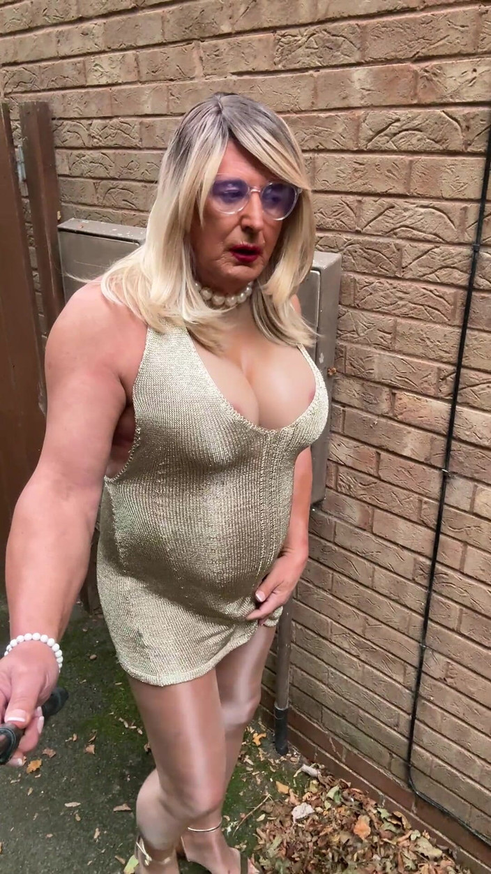 Kellycd2022: Sexy crossdresser Kellycd2022 em vestido de malha dourada seda sem...