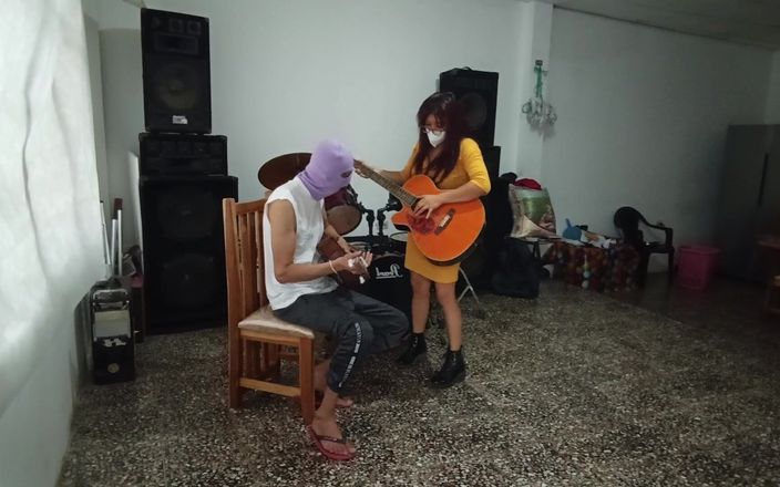 Goky: Sexi, prof de musique, pose Cachondo à son élève