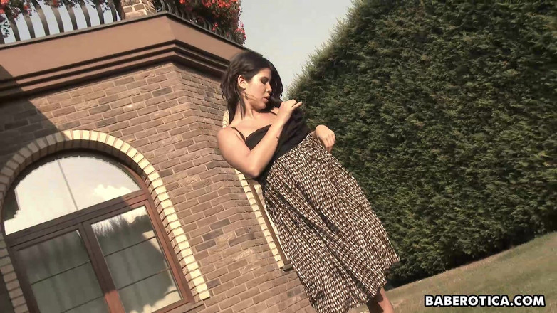 Baberotica: Очень грязная Lady Dee трахает себя игрушкой на траве