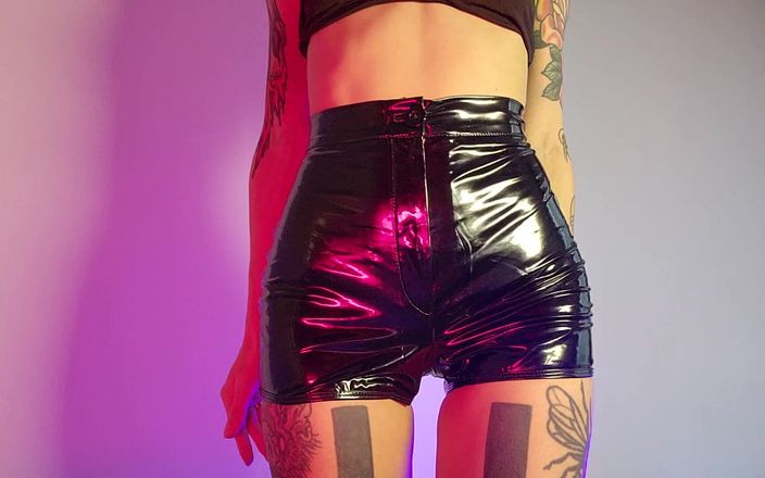 TattoedGirl666: Latexové šortky