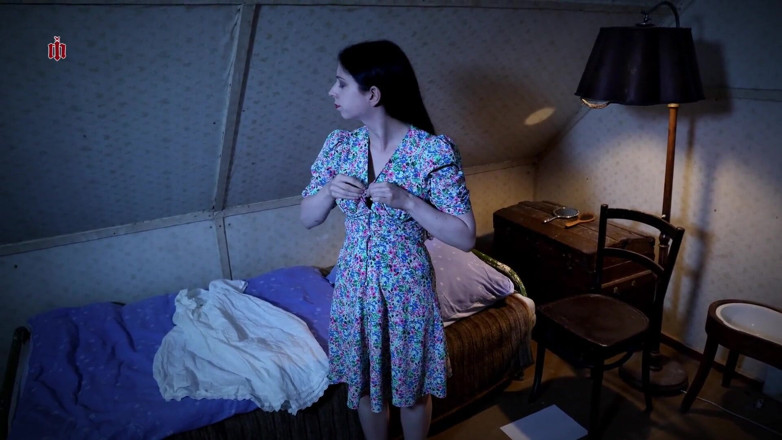 Inquisition and prison world: A empregada Judith balança seus seios flácidos e a leva...