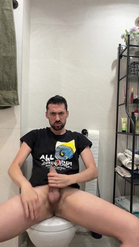 Tatăl vitreg sexy se masturbează ca un nebun în baia publică