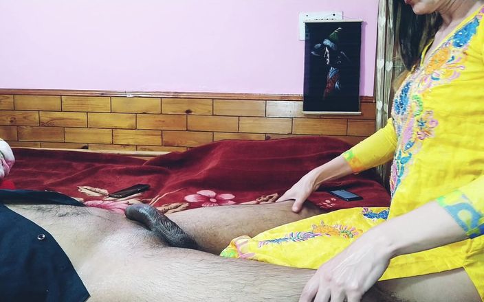 Bolly Karma: Cewek ini lagi asik besar pria kulit hitam di depan...