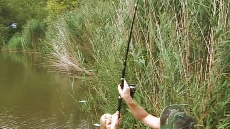 Alfacontent: 一个漂亮的德国金发女郎在湖边