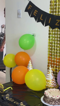 Dos lindas mujeres jóvenes celebran el cumpleaños de papá, un trío casero real