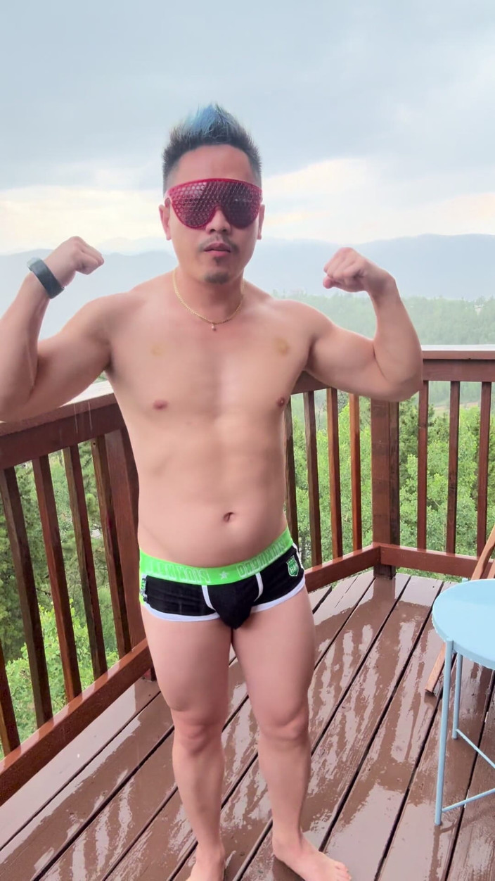 Barenakedmuscles: Dağ fırtınası delikanlısı: yağmurla sırılsıklam Asyalı kas hissi