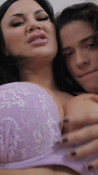 La ragazza britannica jasmine jae e la formosa bollente victoria voxxx makeout lesbico!