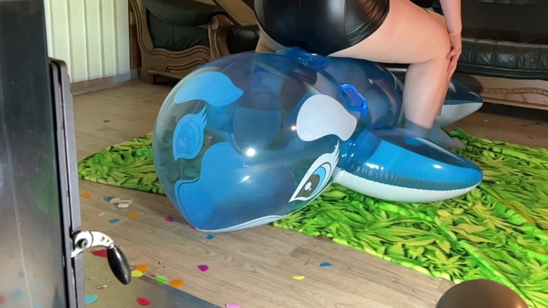 BeachBallsDuo: Grande 2 metri balena è stata schiacciata dal nostro 190kgs! È stato difficile! 2 cam...