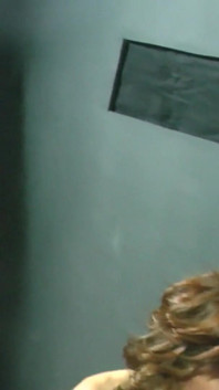 Une MILF imite le porno qu'elle regarde pour profiter avec son amant