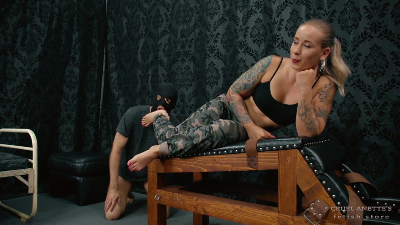 Cruel Anettes fetish world: Sesiune de adorare a picioarelor
