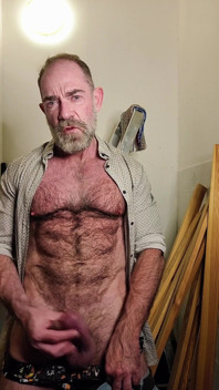 Der behaarte dilf wird beim wichsen erwischt