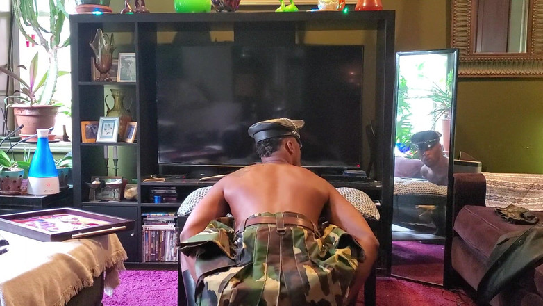 Kennie Jai: Kennie Jai zeigt sich auf einem Kilt mit bbc und...