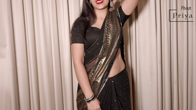 Your Priya: Hete Priya in zwarte saree gaat naakt en masturbeert om...