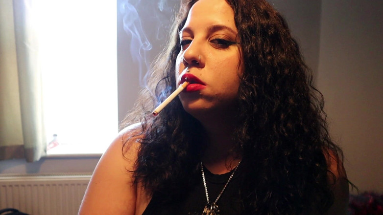Goddess Kinx: Labbra rosse e suggerimenti sughero vicino alla finestra