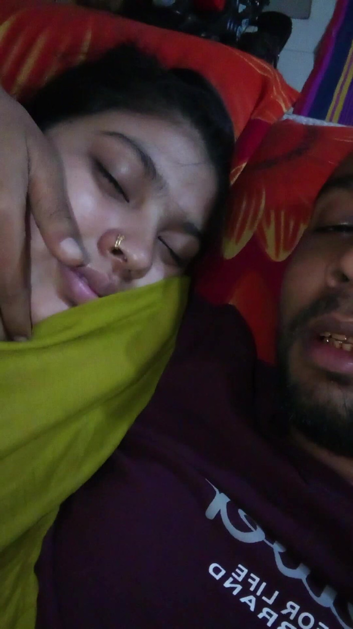 Desi Video BD: 新婚夫婦の可愛い思いやりのある夫の妻の愛のバイラルビデオ
