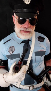 Un polițist pedepsește