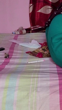バングラデシュの女性が一人で家を掃除する