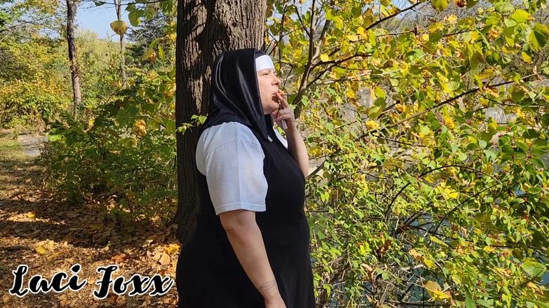 Foxx Denn Studio: Monja embarazada fumando