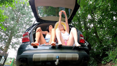 No panties TV: Dwie gorące dziewczyny bez majtek ładują samochód i biorą selfie