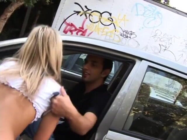 Cumming Soon: Blonda drăguță este futută tare pe canapea de vânzător