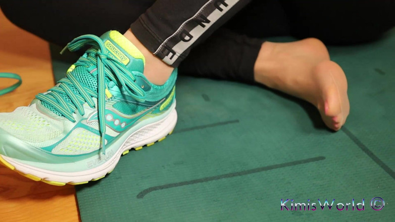 KimisWorld: Sneaker Tease en nylons transparents