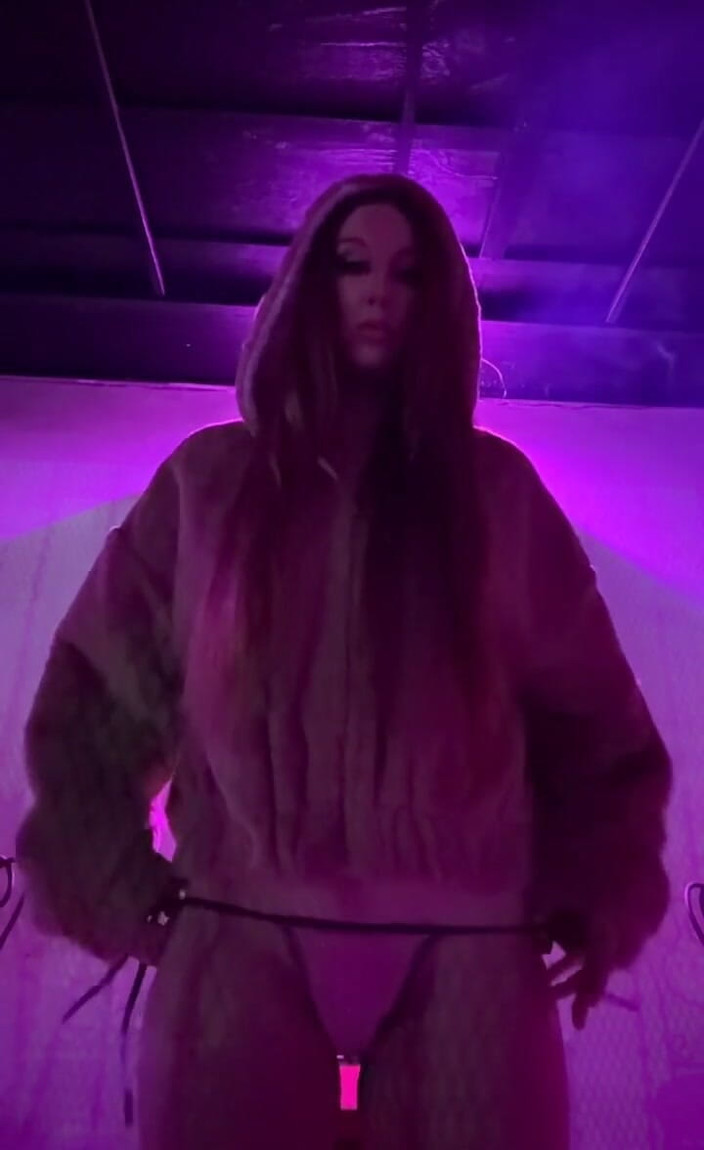 Artemisia Love: Jedna cigareta v bikinách a bundě v klubu