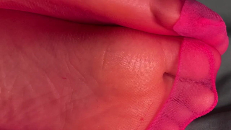 Pink Foxx: Pink Foxx scoate ciorapi roz