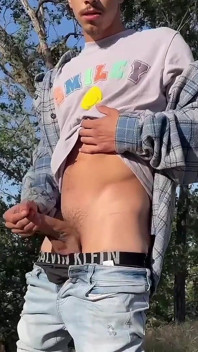 Dünner Twink Wichst, Bläst Riesige Ladung Öffentlich Erwischt