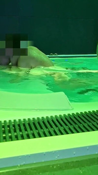 Un Fan Di 18 Anni Mi Ha Visto Nella Spa Pubblica E Mi Ha Riempito Nella Vasca Idromassaggio