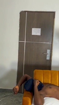 Un black hétéro vs un garçon gay avec un twink