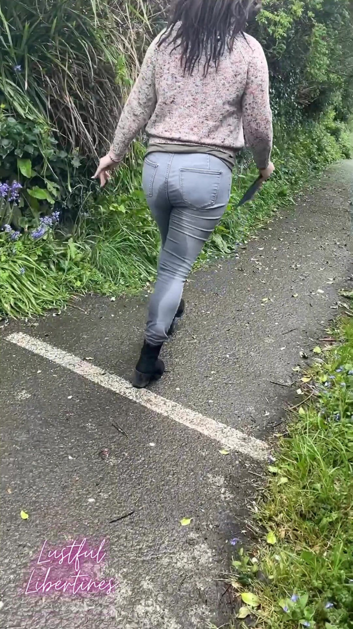 Lustful Libertines: Seluar jeans basah semasa saya mengisi semula kereta saya di...