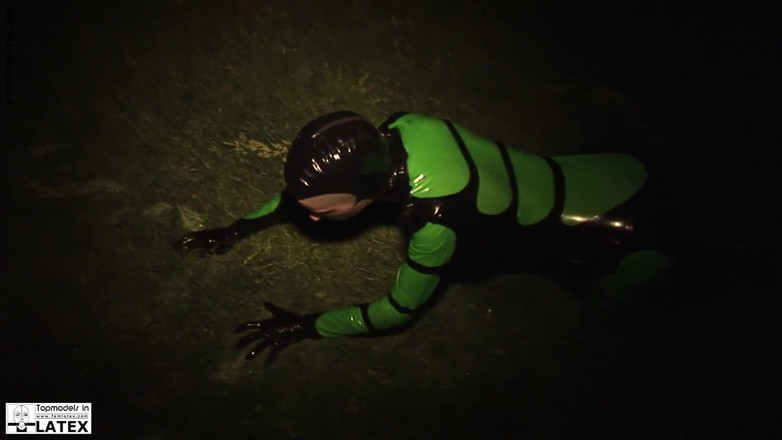 Fem Latex: Modella magra si masturba in tuta di lattice attillato