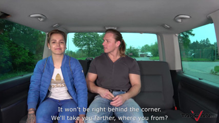 Take Van: Po fotbalovém zápase dívka přijme jízdu od cizinců a zamiluje...