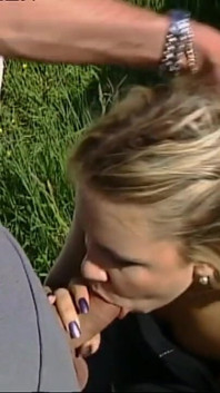 Krásné blonďaté dokonalé tělo je ošukaná zezadu velkým tvrdým ptákem