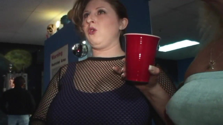 Dirty Dating Live: Orgie interrasială în spațiu exterior noaptea într-un Salon de tatuaje altele-lumes