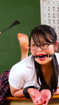 Picioarele obraznicei Tsugumi pedepsite de Yui Nonami
