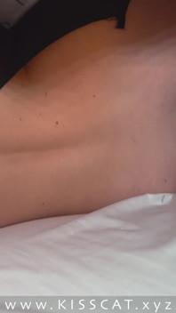 Pourquoi un beau-fils partage son lit avec sa belle-mère ? Une belle-mère reçoit un creampie et joue avec du sperme