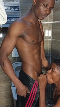 J’ai surpris la petite en train de se doucher