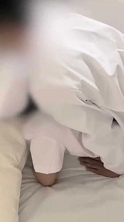 #123 Rookie Nurse Has Sex with a Doctor at Night Shift, Couldn't Stand the Pleasure Next to the Patient (Maruta hub)