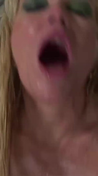 Une pute mature coquine et ses jouets