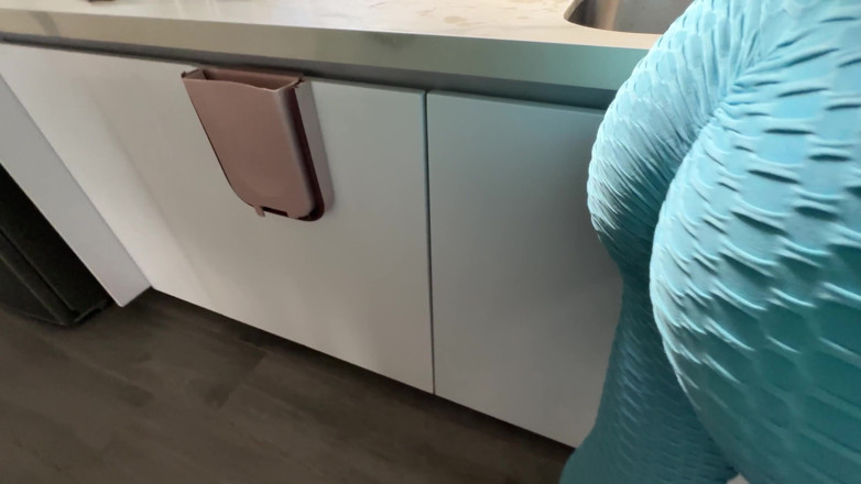 Time traveler: Jovem empregada de leggings azuis deixa seu chefe tocá-la bem