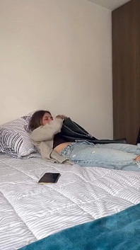 Arkadaşım ve ben, ayakları ve deri ceketiyle beni küçük düşürme fetişinden zevk alıyoruz