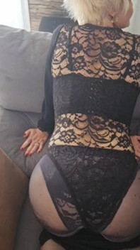 Wanita dewasa dengan lingerie seksi